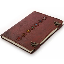 Großes Notizbuch mit sieben Mandalas und sieben Chakra-Steinen auf dem Ledereinband